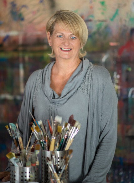 Pinsel und dahinter Jolanda Baldachin